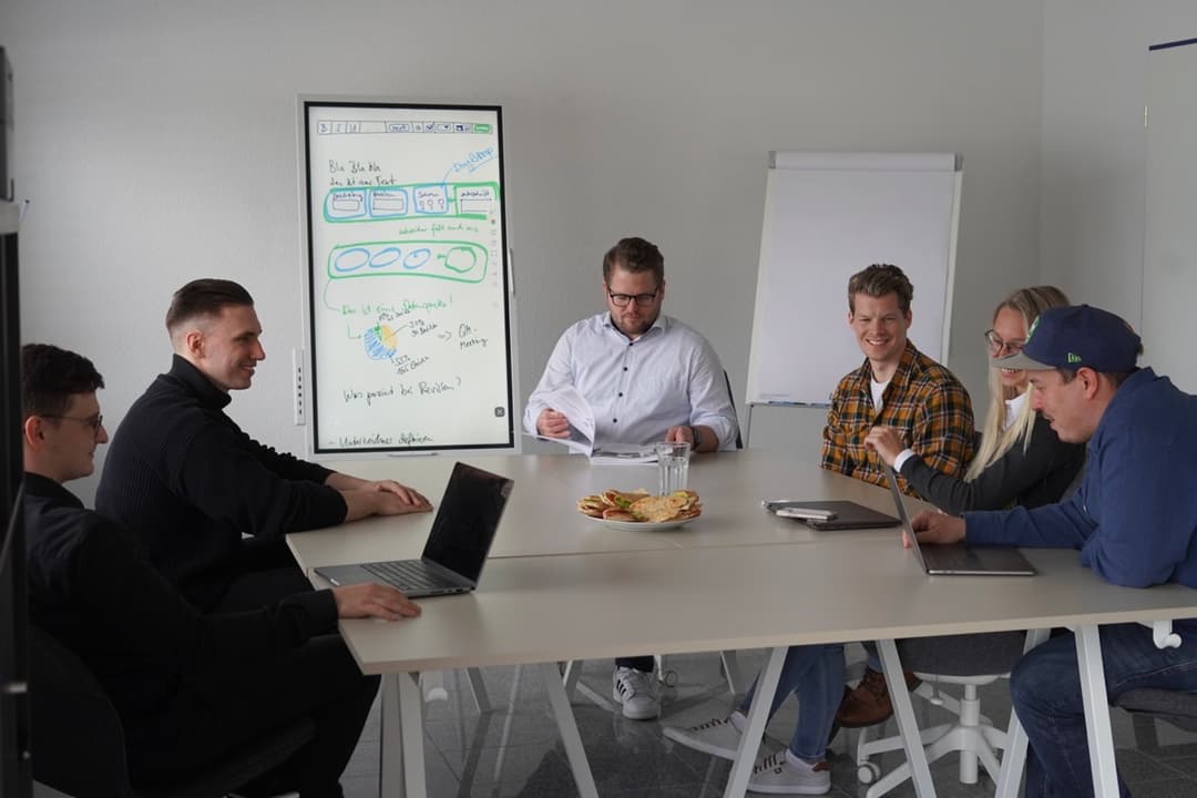 Das Gründerteam von Qsistant bei der Zusammenarbeit